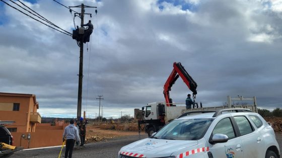 بعد انقطاع الكهرباء… صحاب الضو تدخلو بسرعة وبدلو محول كهربائي بدوار تامدا بجبال أزيلال