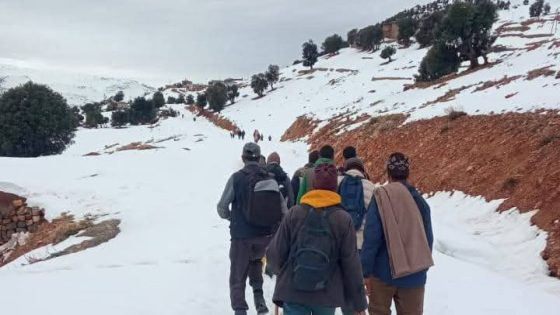 بعد مسيرتهم الاحتجاجية السلمية… السلطات تتدخل وتقوم بفك العزلة وازاحة الثلوج عن دوار سرمت بأيت بوكماز والساكنة تشكر عامل أزيلال