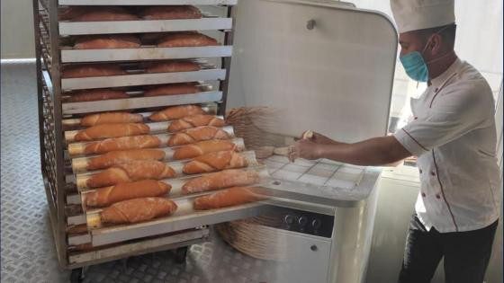 مبادرة تستحق الاشادة… مديرية الأمن تضع وحدات لانتاج أزيد من 10 آلاف وحدة من “الخبز” لفائدة المتضررين من فيضانات القصر الكبير