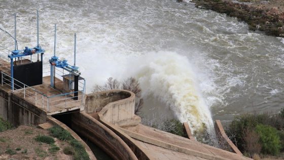 سد وادي المخازن يتجاوز نسبة الملء لمستوى قياسي ولأول مرة في تاريخه والسلطات تطمئن :” وخا السد فات لقياس راه مافيه حتى خلل ومافيه حتى مشكل”