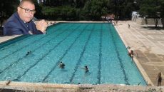 بلازواق… الوالي بنرباك دار زيارة للمسبح البلدي ببني ملال ولكن الساكنة الملالية وحنا معهم كصحافة حرة كنقولها مجموعين اليوم بصوت واحد باركا من الحلول الترقيعية راه المدينة بغات مشروع حقيقي بغات مسبح جديد بمعايير محترمة و بميزانية واضحة وببنية تحتية تليق بعاصمة الجهة و ترقى لمستوى تطلعات الساكنة والشباب الطموح ماشي مسبح كيتفتح غير فالصيف وبطريقة “الله يحسن العوان” ومابينو وبين السباحة غير الخير والإحسان