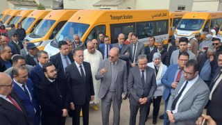 خطوة مزيانة غادي تشجع التمدرس… عامل الفقيه بن صالح وزع 22 حافلة من الجيل الجديد ديال النقل المدرسي والآباء والأمهات والجمعيات شكروه على هاد المبادرة