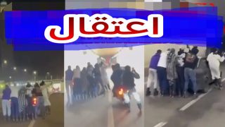 شوفو التهور فين تايوصل مولاه… الشبان لي لابسين المزلاجات فرجليهم وتايلصقو فالطوموبيلات ودايرين فوضى فالشارع شدوهم البوليس