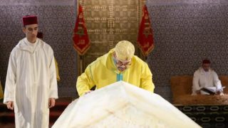 جلالة الملك محمد السادس يزور ضريح الملك الراحل محمد الخامس ويترحم عليه وعلى روح فقيد المغرب الحسن الثاني