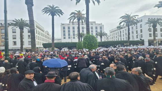 عاجل وبينهم محامو جهة بني ملال… حشود من المحامين يحتجون تحت الأمطار أمام البرلمان ويرفعون شعارات قوية ( صور)