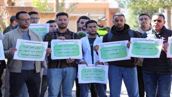 تقادا صبرهم… الفراملية فخنيفرة دارو وقفة احتجاجية وتايطالبو  بتحسين الأوضاع ديالهم