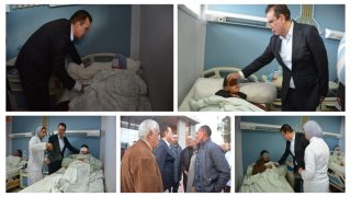 بالصور وهدو هما العمال لي بغات الساكنة ولي تايجسدو القرب من هموم المواطن… حسن زيتوني عامل أزيلال مشا للمستشفى وزار الضحايا ديال انقلاب الترونزيت و واساهم وقدم التعازي فالركاب لي ماتو