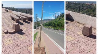 وشوفو هاد العقليات معامن عايشين وبالصور… مواطنون من زوار مدار عين اسردون ببني ملال تايستغربو تخريب الكراسي الاسمنتية والحاويات ديال القمامة الصغيرة لي جناب الطريق