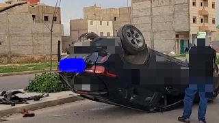 يالطيف… كسيدة بين جوج طوموبيلات عائليات بخريبكة وطوموبيل ضربات فبوطو ديال الضو وتقلبات فالشارع ولقاو بلاكة الطومبيل الثانية