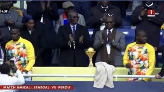 شوفو التبرهيش … سلوك صبياني للسنغال في فرنسا يثير الجدل : “فوطة” بجانب كأس إفريقيا تشعل التوتر مع الجمهور المغربي