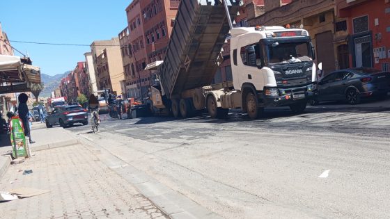هدي مزيانة… جماعة بني ملال بدات الأشغال ديال تزفيت الشوارع وملء الحفر