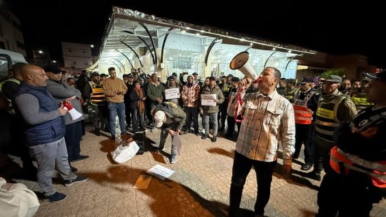 بعد ولادة قاصر في الشارع… حقوقيون يحتجون بخنيفرة وينددون بتردي الخدمات الصحية