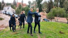 عامل خنيفرة يواصل تتبعه الميداني للمشاريع التنموية الكبرى و يقف على تقدم أشغال السوق التضامني بفضاء الشلال ويراهن على توفير فرص شغل لشباب المنطقة