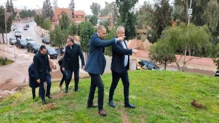 عامل خنيفرة يواصل تتبعه الميداني للمشاريع التنموية الكبرى و يقف على تقدم أشغال السوق التضامني بفضاء الشلال ويراهن على توفير فرص شغل لشباب المنطقة