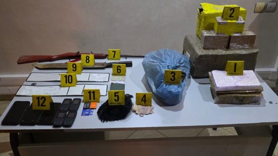 عاجل وبالصور… فرقة العصابات ببني ملال تعتقل 5 اشخاص بينهم 3 من ذوي السوابق وحجزو عندهم الكوكايين والمخدرات وبندقية وتقاسو 4 ديال البوليس واحد فيهم حالتو خطيرة بزاف