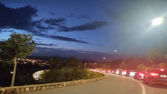 بسبب كثافة الزوار… اختناق مروري كبير بعين أسردون ببني ملال خلال عطلة عيد الفطر