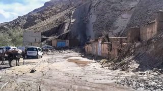 يالطيف… انهيار جبلي خطير يغلق الطريق الجهوية رقم 317 بين تنغير وأزيلال