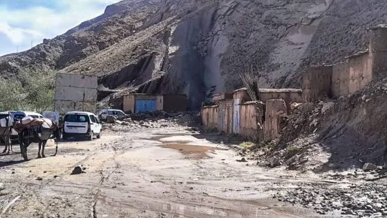 يالطيف… انهيار جبلي خطير يغلق الطريق الجهوية رقم 317 بين تنغير وأزيلال