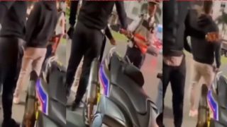 جابها فراسو… واحد المهاجر مغربي شدوه البوليس فالمطار بسبب التشهير ديالو ببوليسي ديال المرور وتهمو بالرشوة وخا هي أداء مبلغ مخالفة ارتكبها