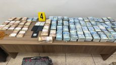 بالصور… البوليس شدو شبكة كبيرة للتهريب وعتاقلو 8 اشخاص بينهم جزائري وحجزو حوالي طن من المخدرات ومجوهرات وطائرات درون ومبلغ مالي ضخم