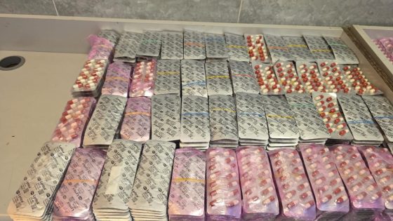 مشا فيها… مهاجر مغربي شدوه البوليس مدخل كمية هائلة من القرقوبي والمعسل ومخبيها بطريقة احترافية فطوموبيلتو