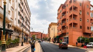 عاجل وهدي مزيانة وبفضل مجهودات والي الجهة ورئيس الجماعة… بداو تايزفتو شارع حي الشرف فبني ملال بعد شهور من الأشغال