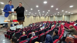 بالصور… بني ملال تحتضن لقاء أدبيا لمناقشة قضايا الإبداع و تقديم كتاب جديد للأستاذ عز الدين نزهي من تنظيم مختبر الأبحاث التطبيقية في الأدب واللغة والفن والتمثلاث الثقافية بكلية الآداب ببني ملال