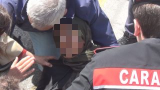 عاجل وياربي السلامة… واحد المهاجرة مغربية بغات تشعل فراسها العافية قدام محكمة فايطاليا والبوليس تدخلو فالوقت المناسب