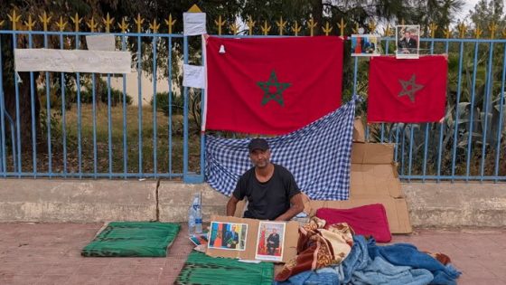 بائع متجول بخريبكة يواصل اضرابه المفتوح لليوم الثالث بخريبكة احتجاجا على “الحكرة” و“الإقصاء” ومطالبة لعامل الاقليم بالتدخل