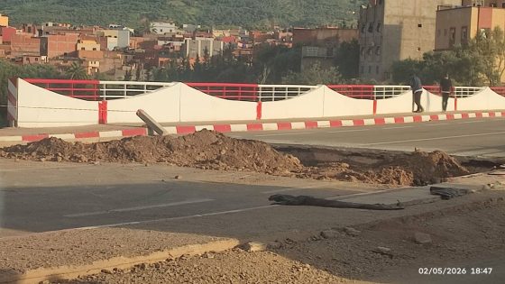 بالصور و بعد تدشينها بأيام قليلة من طرف الوزير… قنطرة واومنة تثير الجدل بعد ظهور أعطاب مفاجئة ومتكررة وإعادة حفر جنباتها 