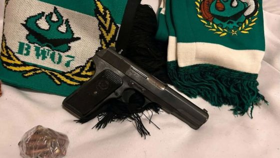 لي حصل يودي… البوليس شدو واحد المشجع وتايقلبو على صحبو فاوروبا بسبب النشر ديالهم لسلاح وقرطاسات وشعار الفريق