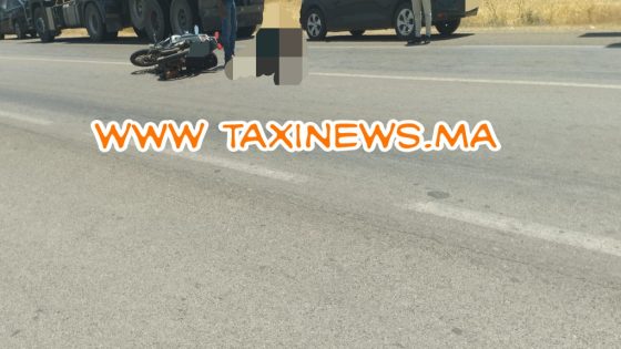 عاجل وياربي السلامة… سيارة مرقمة بالخارج تدهس سائق دراجة نارية بالطريق المدارية ببني ملال