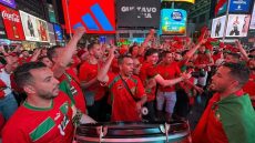 بالتوفيق للمنتخب وقبل ساعات من مقابلة البرازيل… الجماهير المغربية تخطف الأضواء في نيويورك وتؤكد مكانتها العالمية