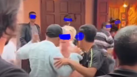 الواحد مايلوحش الباطل… الفيديو لي نتاشر ديال مدابزة سائحة أجنبية مع صاحب محل ماشي على حساب ثمن ” البيتزا” والامن دخل على الخط وتايوضح اشنو وقع
