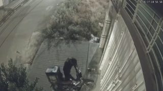 رزاوه فالموطور لي خدام به ليفرور… سرقة دراجة نارية مخصصة لتوصيل الطلبيات ببني ملال وكاميرات المراقبة توثق الواقعة 