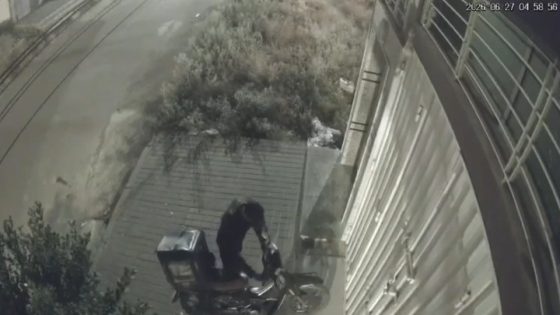 رزاوه فالموطور لي خدام به ليفرور… سرقة دراجة نارية مخصصة لتوصيل الطلبيات ببني ملال وكاميرات المراقبة توثق الواقعة 