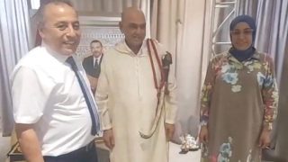 عندما يقف التلاميذ إجلالا لمعلمهم… قصة وفاء هزت القلوب بتكريم الأستاذ المقتدر عبد المجيد خنيجر أحد أعلام التربية والتعليم بمدينة أبي الجعد