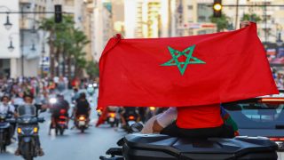 سفارة المغرب بفرنسا تدين تدنيس العلم الوطني والاعتداء على مغاربة وتلجأ للقضاء في حق المتورطين 