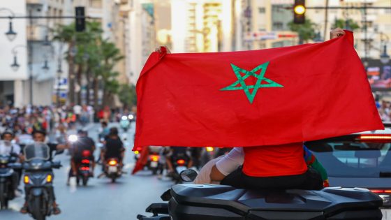سفارة المغرب بفرنسا تدين تدنيس العلم الوطني والاعتداء على مغاربة وتلجأ للقضاء في حق المتورطين