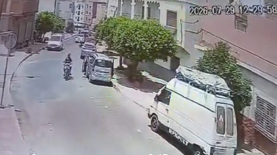 باردين لكتاف رزاو مولاه… جوج شبان شفرو موطور من قدام محل ديال “السيكليس” ببني ملال وكاميرات المراقبة شداتهم