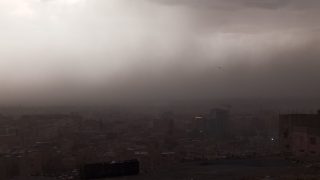 عاجل والله يلطف وبالصورة… رياح قوية وعجاج يجتاحان بني ملال ويحجبان الرؤية
