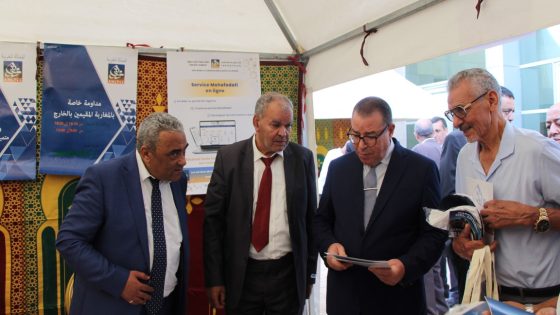 ها المعنى الحقيقي للاحتفال بيوم المهاجر بإقليم بني ملال … والي الجهة دار اجتماع بافراد الجالية وخبرهم بالتواصل معهم وتبسيط المساطر لهم وتسهيل الاستثمارات ودار زيارة لأروقة فيها ممثلي الإدارات والأبناك لي تاتنصت لهموم المهاجرين
