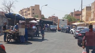 مبادرة مشكورة من والي الجهة لي سمح ببقاء هاد السوق الشعبي ديال الدراوش ببني ملال… مواطنون يشيدون بالأثمنة المناسبة بسوق الحد بشارع العيون وينوهون بمجهودات السلطات في تنظيميه