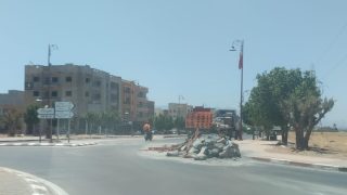 عاجل وديما هاد لحوادث تماك والله يعوضو… انقلاب حمولة أكياس الإسمنت لشاحنة رموك بمدارة أكروبول والسائق مصدوم بسبب الخسائر الكبيرة