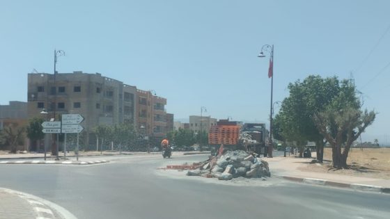 عاجل وديما هاد لحوادث تماك والله يعوضو… انقلاب حمولة أكياس الإسمنت لشاحنة رموك بمدارة أكروبول والسائق مصدوم بسبب الخسائر الكبيرة