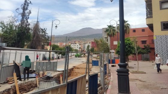 ناس تقهرو والتجار تايشكيو من الكساد… السكان وأصحاب المحلات يشتكون من بطء الأشغال بالقرب من اعدادية القدس ببني ملال