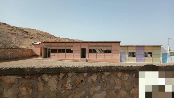البناية هاهي والتجهيزات فينا هي!… سكان دوار مغيياي يطالبون بإصلاح مدرسة الدوار وتوفير الماء الصالح للشرب ويناشدون عامل أزيلال ومديرية التعليم وأكاديمية بني ملال ( صورة)