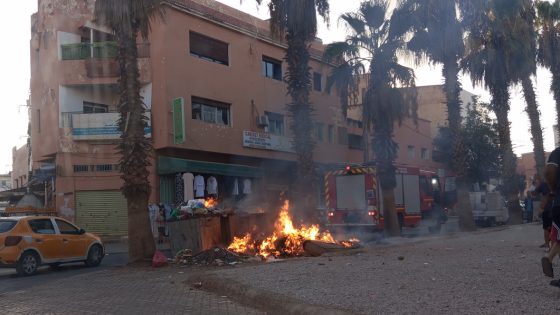بني ملال ولات تاتعاني بزاف من سوء النظافة!… حريق كبير في حاويات النفايات بحي باب افتوح يستنفر الوقاية المدنية ويثير استياء السكان
