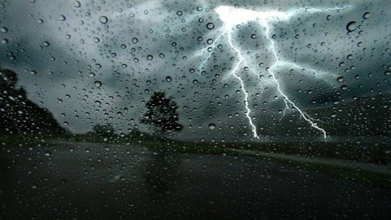 عاجل… زخات رعدية قوية وحبات “التبروري” تضرب بني ملال
