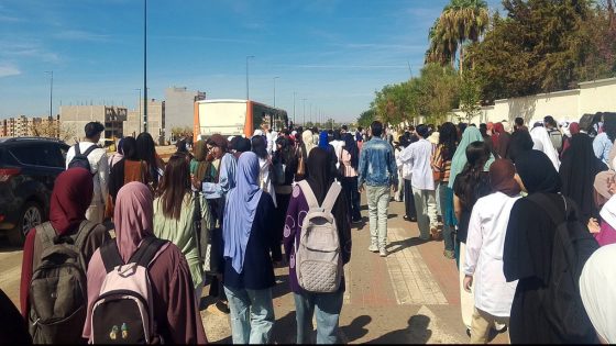 طلبة المركب الجامعي ببني ملال يحتجون على الأوضاع التعليمية وأزمة النقل والاكتظاظ داخل الحافلات